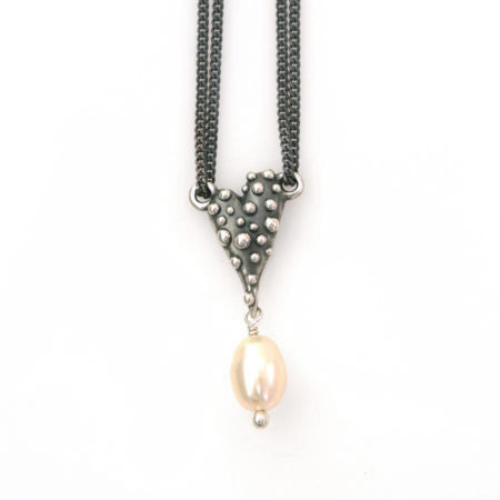Halskæde med knoppet hjerte i sølv og en hvid perle, håndlavet af Christel Kaaber Guldsmedie