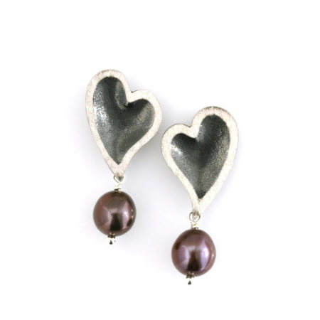 Hjerte øreringe i sølv med mørk perle. Håndlavet hos Christel Kaaber Guldsmedie