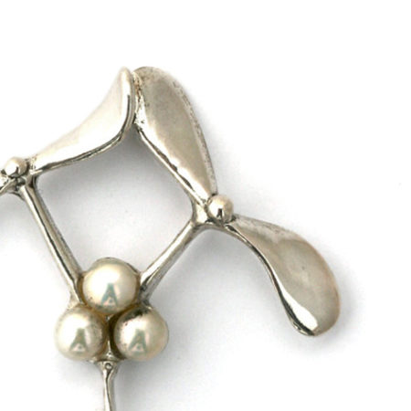 Detalje af mistelten sølvbrochen. Her ses de tre hvide perler i midten tæt på. Håndlavet af Christel Kaaber Guldsmedie