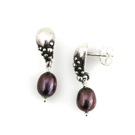 Dråbe øreringe til kvinder i sølv med mørk perle. Håndlavet af Christel Kaaber Guldsmedie