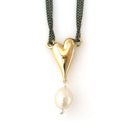 Hjerte halskæde guld med hvid perle. Håndlavet af Christel Kaaber Guldsmedie