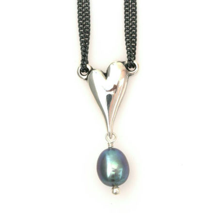 Halskæde med hjerte i sølv og mørk perle - set tæt på. Håndlavet af Christel Kaaber Guldsmedie
