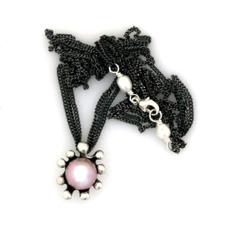 Lang halskæde med søanemone vedhæng med rosa perle og perledetalje ved låsen. Håndlavet af Christel Kaaber Guldsmedie