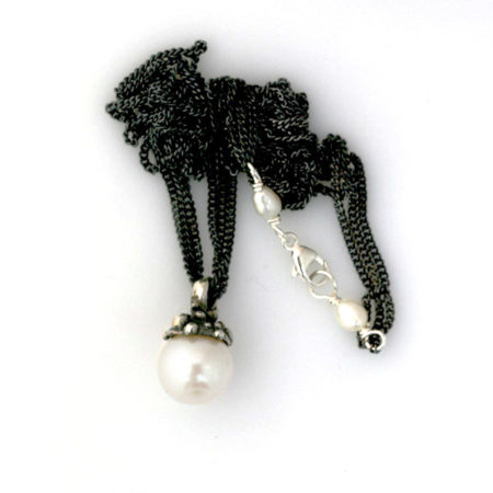 Sølv halskæder til kvinder med sort knoptop og hvid perle samt perledetaljer ved låsen. Håndlavet af Christel Kaaber Guldsmedie