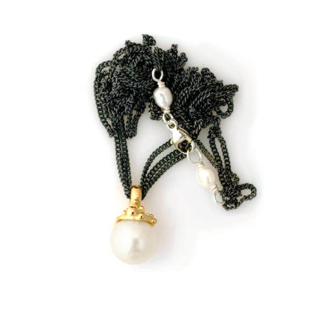 Guld knoptop halksæde med hvid perle. Lange halskæder til kvinder, håndlavet af Christel Kaaber Guldsmedie