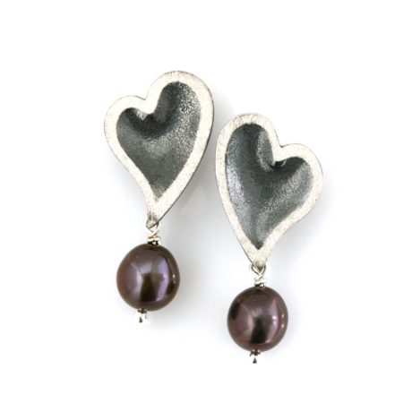 Hjerte ørering med buet hjerte i sølv med mørk perle. Håndlavet hos Christel Kaaber Guldsmedie
