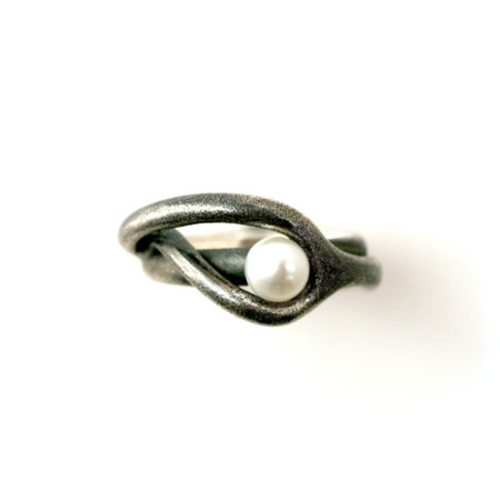 Fingerringe til kvinder. Svingring i sort sølv med hvid perle. Håndlavet af Christel Kaaber Guldsmedie.