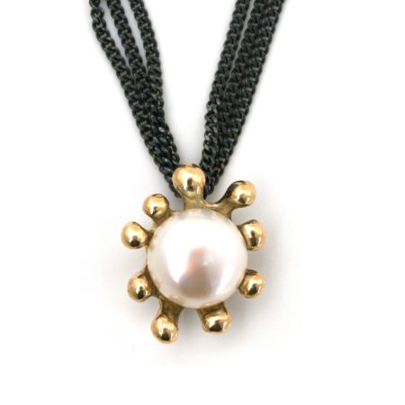 Søanemone halskæde i guld med hvid perle, set for fra. Håndlavet af Christel Kaaber Guldsmedie