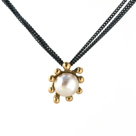 Søanemone halskæde i guld med hvid perle hængende, som dn vil omkring halsen. Håndlavet af Christel Kaaber Guldsmedie