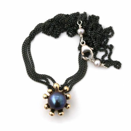 Billede af hele søanemone halskæden i 14 kt guld med en flot mørk perle, man kan også se perledetaljerne omkring låsen. Håndlavet af Christel Kaaber Guldsmedie