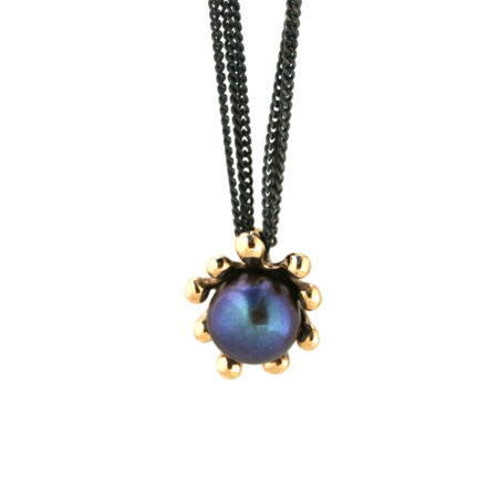 Hængende søanemone halskæde i 14 kt guld med en flot mørk perle. Håndlavet af Christel Kaaber Guldsmedie