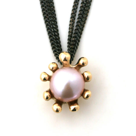 Fronten af Søanemone halskæden i 14 kt guld med en rosa perle. Håndlavet af Christel Kaaber Guldsmedie