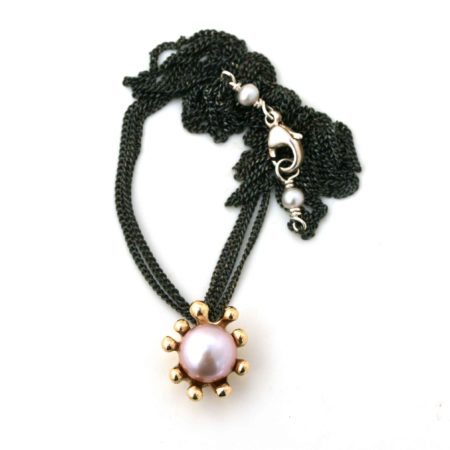 Hele søanemone halskæden i 14 kt guld med rosa perle kan ses. Derved kan man også se perledetaljerne, der er omkring låsen. Håndlavet af Christel Kaaber Guldsmedie